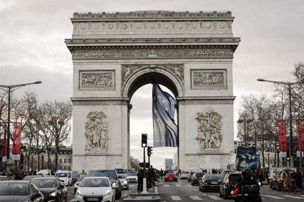 Non, l'Arc de Triomphe n'est pas entouré d'un ruban multicolore. En revanche, les réactions sont quand même nombreuses sur les réseaux sociaux.