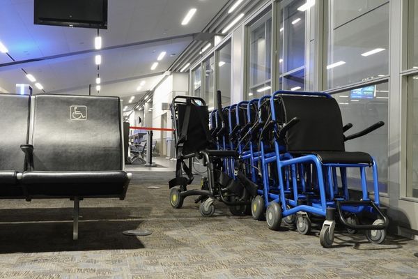 Illustration - Des fauteuils roulants dans un aéroport.