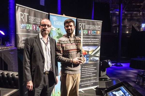 Gautier Lekens reçoit au nom du festival du Cabaret Vert le prix "A Greener Festival" à Londres.