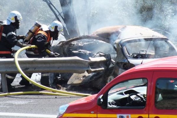 La voiture a pris feu après avoir heurté la glissière de sécurité sur l'A.61 avant Narbonne. 18 septembre 2015.