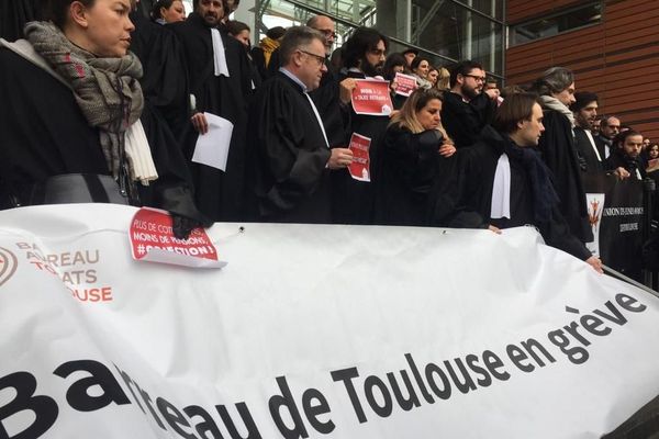 Les avocats du barreau de Toulouse manifestent contre le projet de réforme des retraites sur les marches du TGI.