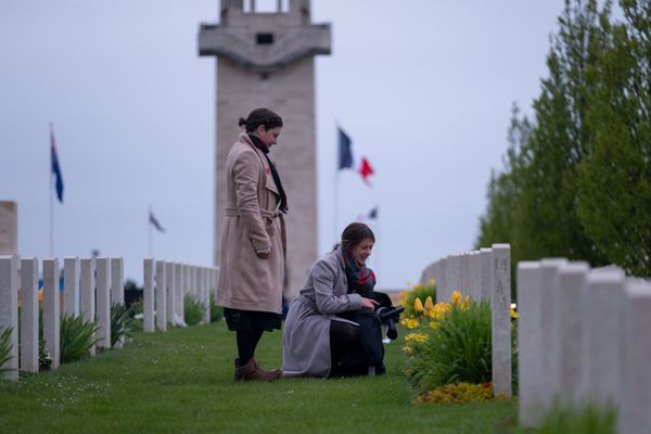 Australiens et Néozélandais viennent par centaines à Villers-Bretonneux pour rendre hommage à leurs soldats tombés pendant la Grande Guerre.