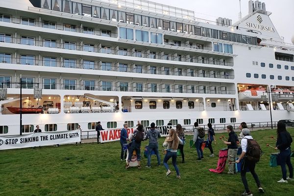 Les croisiéristes en escale sur les quais de Bordeaux réveillés par le militants d'Extinction Rebellion mercredi 11 mai. Les paquebots sont jugés trop polluants par l'association écologiste.