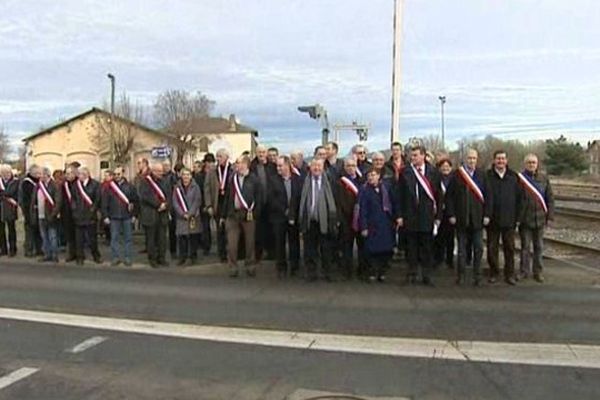 Les élus des communautés de communes du Brivadois, d'Auzon et du pays de Blesle avaient choisi un lieu symbolique lundi : le passage à niveau d'Arvant. Pour réclamer la mise à 2 fois 2 voies de la N102 entre Brioude et Lempdes. Pour assurer la liaison avec l'A75.