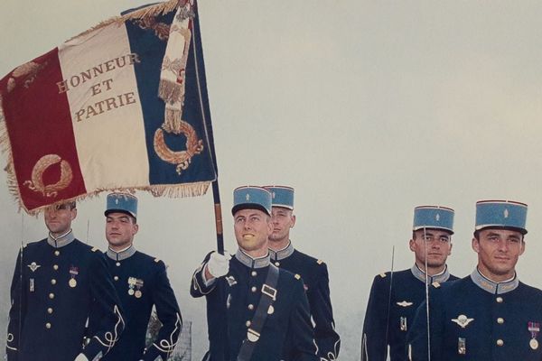 Arnaud Beltrame, lorsqu'il était porte-drapeau de 1999 à 2001 à l'École militaire InterArmes dans le Morbihan