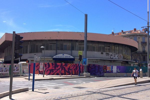 Montpellier - la démolition du parking Laissac progresse - 8 août 2016.