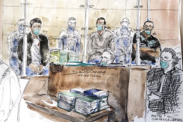 Croquis d'audience de Nourredine Allam (g), l'un des quatre accusés, et de son avocate Clarisse Serre (d) au premier jour du procès de l'assassinat du policier Xavier Jugelé en 2017, le 7 juin 2021 à la cour d'assise spéciale de Paris.