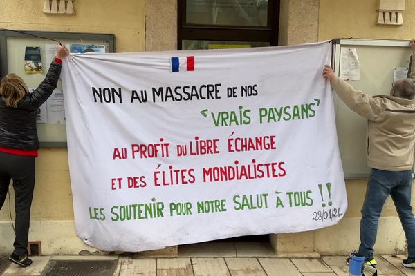 Les agriculteurs en colère ont de nouveau fait parler d'eux ce mercredi 28 février, en menant une action coup de poing dans les mairies du pays d'Aix.