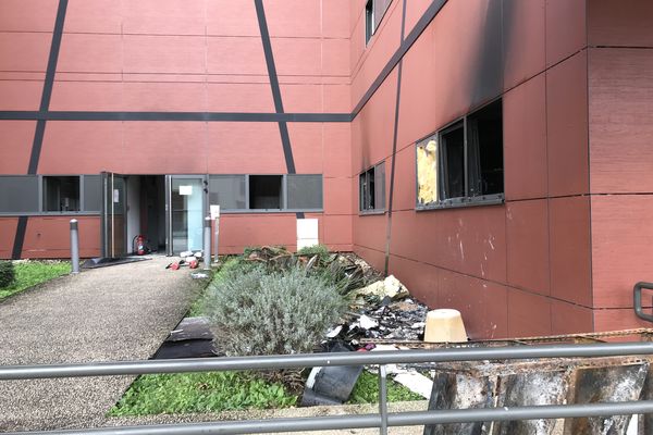 Les locaux incendiés de la Protection Judiciaire de la Jeunesse à Chalon-sur-Saône, le 15 novembre 2022.