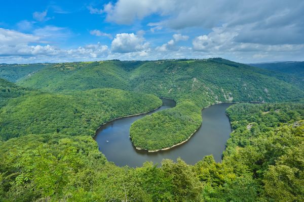 Le méandre de Queuille (Puy-de-Dôme) est souvent comparé à l'Amazonie en raison d'une forêt verte et de la forme particulière de la rivière.