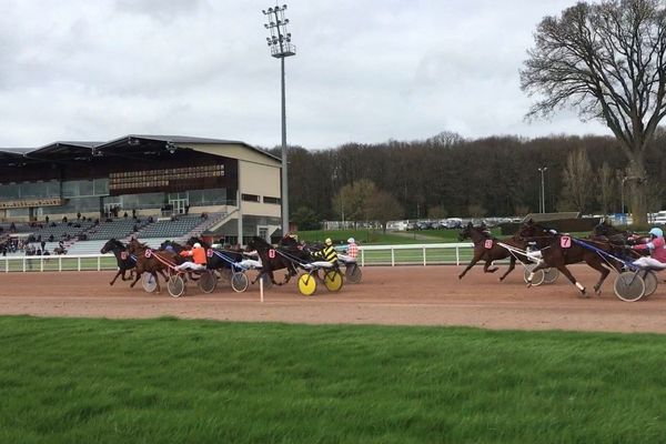 Des tribunes clairsemées, 1 000 personnes autorisées, professionnels compris... l'hippodrome de Laval et sa réunion de courses aux enjeux nationaux n'était pas à la fête, mercredi 11 mars.