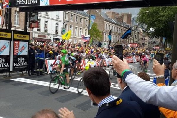 André Greipel franchit la ligne d'arrivée à Amiens lors de la cinquième étape du Tour de France 2015. (Juliette Harau / France 3 Picardie)