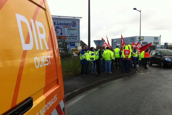 Les manifestants ont distribué des tracts aux automobilistes