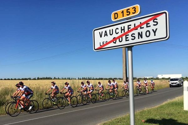 Les treize cyclistes du Tour de France des jeunes sont partis d'Abbeville sous le soleil