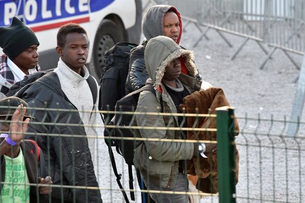 Des jeunes migrants s'apprêtant à rejoindre les centres d'hébergement de France. 