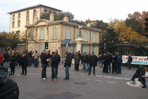 Les grèvistes de la RTM perturbent la circulation devant le palais du Pharo.