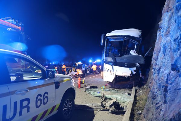 Le bus qui transportait 47 passagers aurait heurté la falaise, ce dimanche 1er décembre 2024, à Porté-Puymorens dans les Pyrénées-Orientales. Le bilan ne cesse de s'alourdir : 3 morts et une quinzaine de blessés dont la moitié gravement.