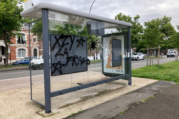 Le tag inscrit sur un arrêt de bus du boulevard de Bapaume à Amiens est-il ou non antisémite ?