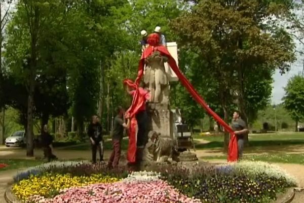 Des élèves de la SEGPA du collège pasteur de Montbard sont en train d'emballer la statue de Daubenton