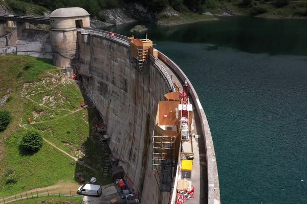 Le barrage de Fabrèges, situé dans les Pyrénées-Atlantiques, retient un lac artificiel de plus de 6,7 millions de mètres cube. Il permet d'alimenter un alternateur de la centrale d'Artouste, afin de produire de l'électricité dans la vallée d'Ossau.