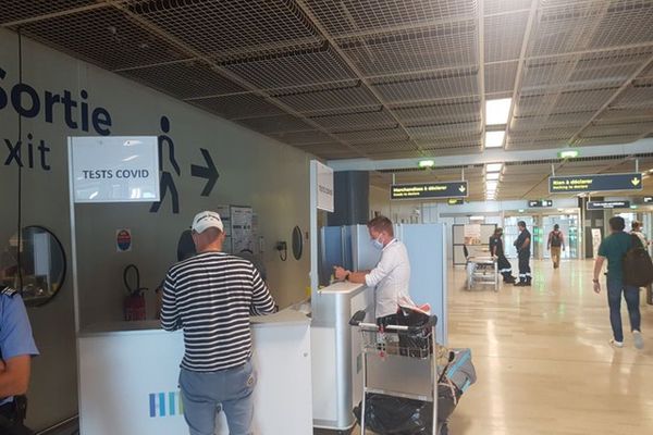 Depuis le 22 juillet l'Agence régionale de santé propose des tests de dépistage Covid gratuits dans les aéroports de Nice et Marignane.