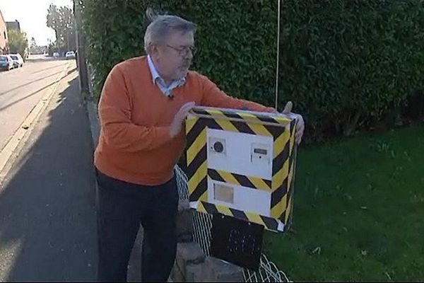 Henri Wozniak et son faux radar dans la rue Jules Ferry de Leers.