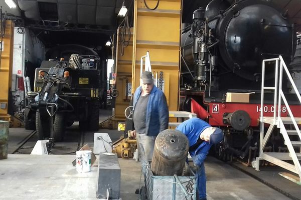 En coulisses, les bénévoles veillent à la bonne santé de la locomotive à vapeur