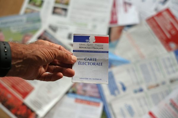 La carte d'électeur est recommandée mais facultative pour voter.