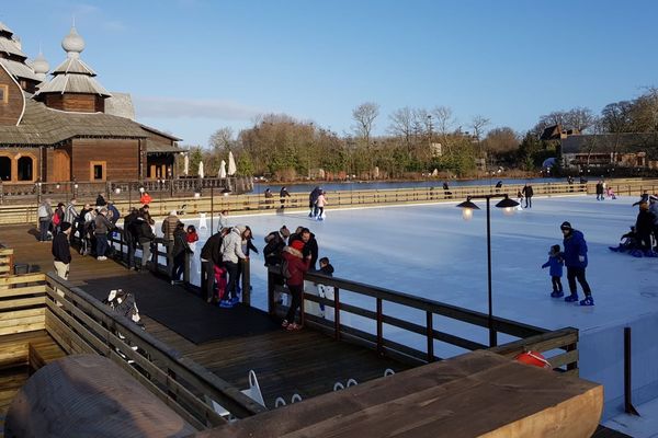 La patinoire flottante de Pairi Daiza est accessible jusqu'au 5 janvier 2020. 