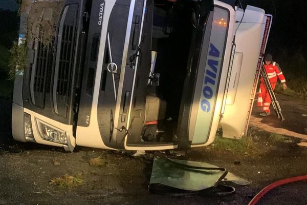 Un semi-remorque transportant plus de 4000 poulets s'est renversé sur la RD 104