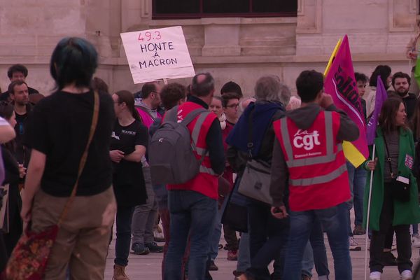 Plus de 500 personnes devant la mairie de Poitiers