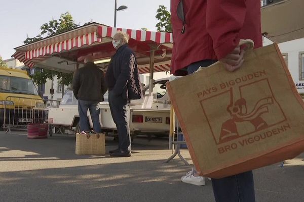 Sur le marché de Pont-l'Abbé, ce jeudi 14 mai, seuls quelques commerçants alimentaires ont eu le droit de vendre.