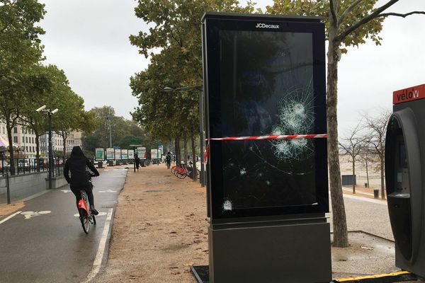 L'écran vidéo JC Decaux quai Augagneur à Lyon a subi des dégradations la nuit du 30 octobre