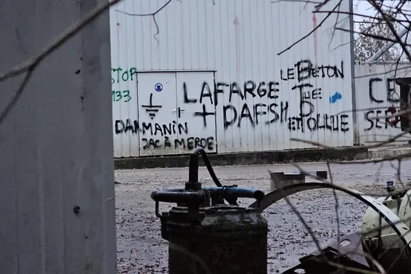 Sur les 17 personnes interpellées lundi 8 avril 2024, neuf, suspectées d'intrusion et de la séquestration d'un gardien dans la cimenterie Lafarge de Val-de-Reuil (Eure) en décembre dernier, seront jugées le 27 juin 2024 devant le tribunal correctionnel d'Évreux