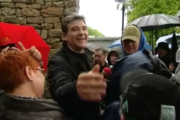 Le Ministre du Redressement Productif, Arnaud Montebourg, lors de son arrivée au pied du Mont Beuvray