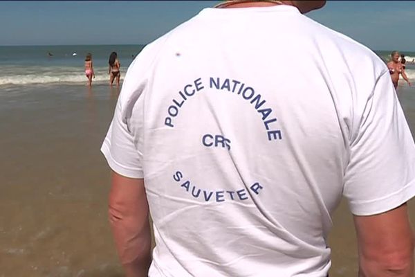 Les CRS sauveteurs et les MNS interviennent une vingtaine de fois par jour sur la plage centrale de Lacanau, en Gironde.