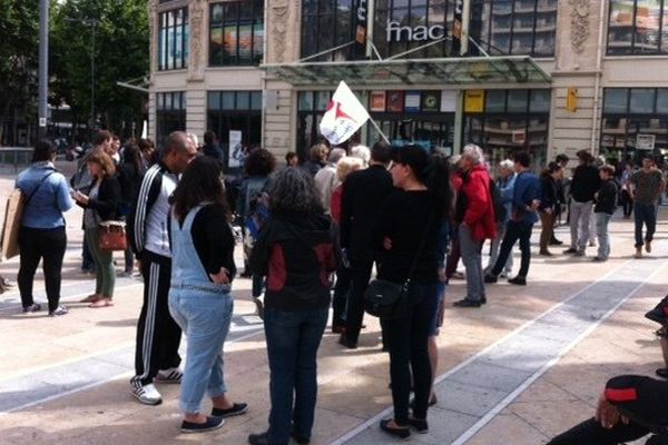 Une centaine d'étudiants rassemblès ce jeudi matin place de Catalogne à Perpignan.