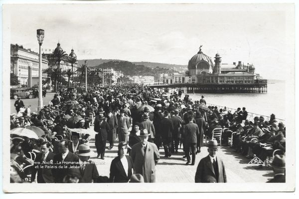 Face à la Promenade des Anglais, démesuré et pharamineux, le vaisseau du divertissement se dresse dans les eaux bleues de la Méditerranée.