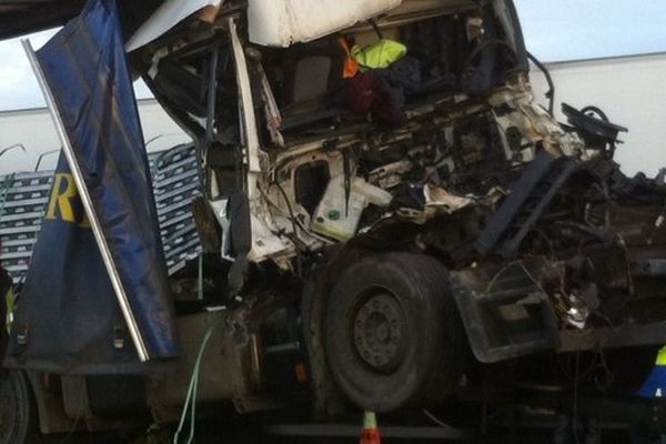 La cabine d'un poids lourd complètement détruite