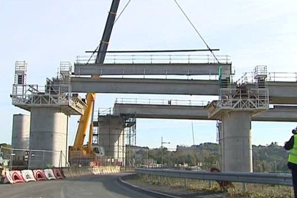 La pose des poutres sur le chantier de l'estacade de la Folie à Poitiers