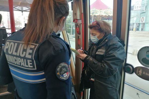 Depuis mercredi 5 janvier, les policiers municipaux sont amenés à accompagner les contrôleurs de la T2C dans les transports en commun de Clermont-Ferrand.