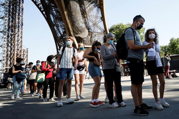 Des touristes attendant de pouvoir visiter la Tour Eiffel (photo d'illustration).