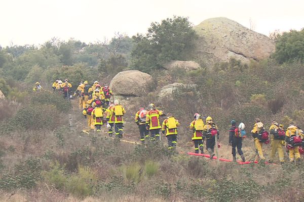 Pompiers du SDIS 66 et Sécurité Civile des Pyrénées-Orientales lors d'un brûlage dirigé en février 2023 à Rodès.