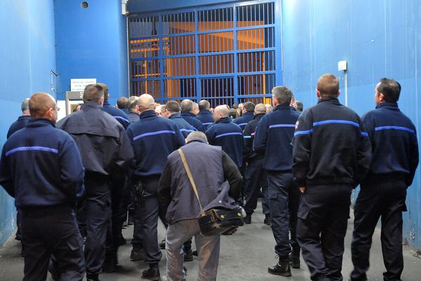 Fouille generale de la prison avec plus de 100 gardiens venus en renfort avec serruriers à 5h50 du matin. 