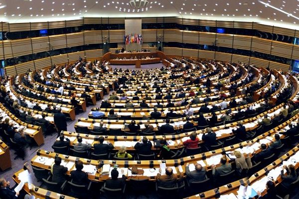 Vue panoramique du parlement européen de Bruxelles lors d'une session de travail.