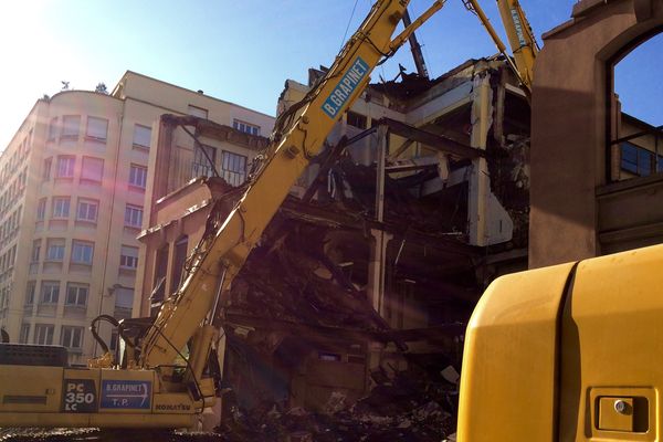 Lyon - Le bâtiment qui abritait les archives en cours de démolition - 2/12/15