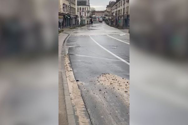 Le centre-ville de Creil s'est retrouvé inondé à cause d'une rupture de canalisation.