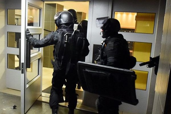 des policiers du raid lors d'une intervention à Toulouse le 19 avril 2016