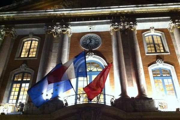 La façade de la mairie de Toulouse, au soir du premier tour des élections municipales.