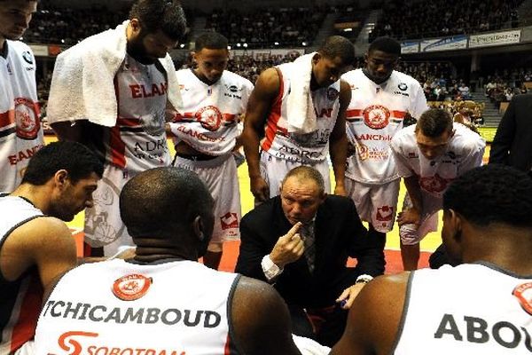 Les basketteurs de Elan Chalon et leur entraîneur Jean-Denys Choulet le 9 nov 2013 lors du derby face à Dilon 